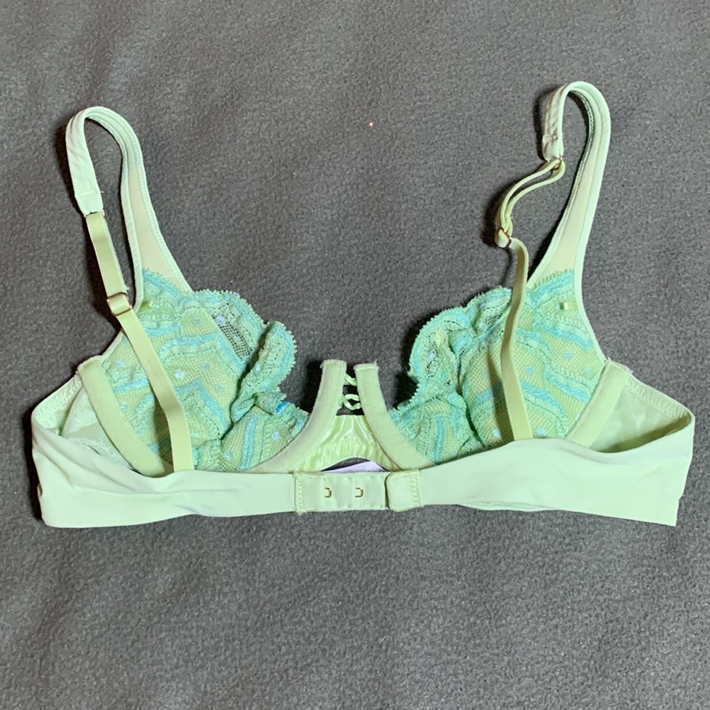 Victoria’s Secret Very Sexy green bra with lace details.  Size 34A - Picture 4 of 7